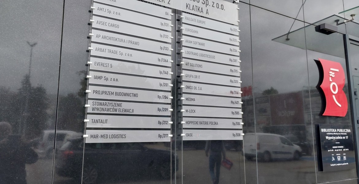 Tablice informacyjne ze spisem firm w budynku, tablice rozprowadzajace w systemie linkowym, tablice panelowe z nazwami firm na linkach