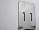 Tabliczki z numeracją pokoi z plexi na stalowych dystansach