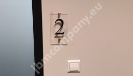 Tabliczki z numeracją pokoi z plexi na stalowych dystansach