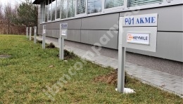 Słupki, tabliczki parkingowe na wymienną treść