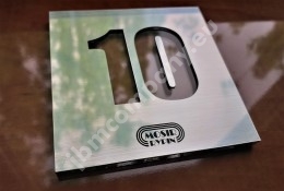 numerki na drzwi z logo