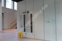 Tablice panelowe wiszące, tablice z nazwami najemców, tablice na stalowych linkach, tablice informacyjne linkowe