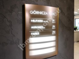 Tablice ze spisem firm podświetlane