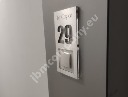 Tabliczka z numerem lokalu na dzwonek