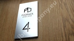 tabliczka z numerem mieszkania i grawerowanym logo