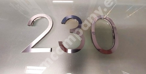 cyfry na drzwi w kolorze srebrnym