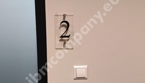 Tabliczki z numeracją pokoi z plexi na stalowych dystansach