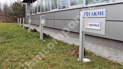 Słupki, tabliczki parkingowe na wymienną treść