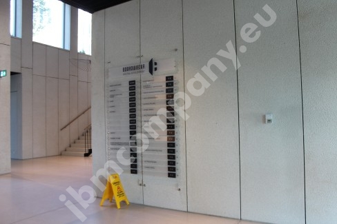 Tablice panelowe wiszące, tablice z nazwami najemców, tablice na stalowych linkach, tablice informacyjne linkowe