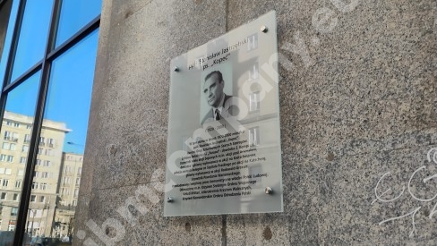 Tablica pamiątkowa ze szkła montowana na stalowych śrubach