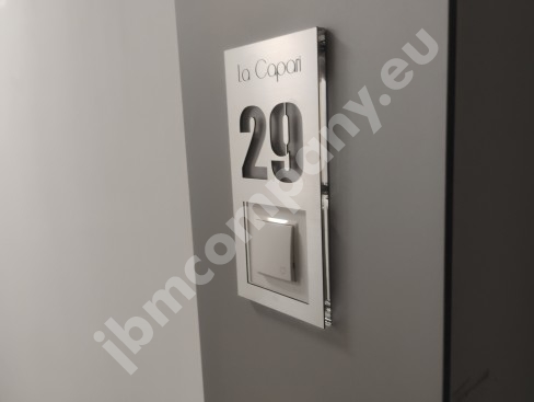 Tabliczka z numerem lokalu na dzwonek