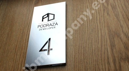 tabliczka z numerem mieszkania i grawerowanym logo