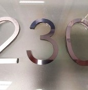 cyfry na drzwi w kolorze srebrnym