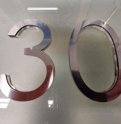 cyfry na drzwi w kolorze srebrnym