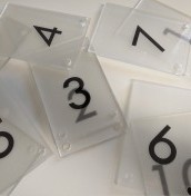 Tabliczki z numeracją pokoi z plexi na stalowych dystansach