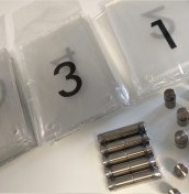 Tabliczki z numeracją pokoi z plexi na stalowych dystansach