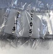 Tabliczki z numeracją pokoi z plexi na stalowych dystansach