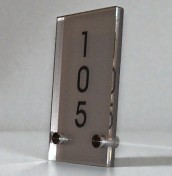 Tabliczki z numeracją pokoi z plexi na stalowych dystansach