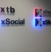 małe podświetlane literki i cyferki