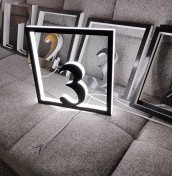 logo led na recepcji