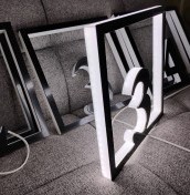 logo led na recepcji