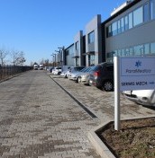 Pylon kierunkowy magazyn