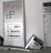 Pylon kierujący przy wjeździe na parking