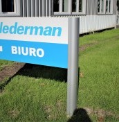 Pylon kierunkowy parking biuro