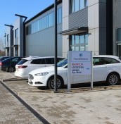 Pylon kierujący przy wjeździe na parking