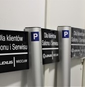 Słupki, tabliczki parkingowe na wymienną treść