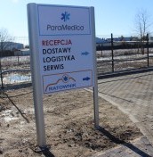 Pylon kierujący przy wjeździe na parking