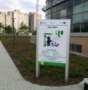 Pylon kierunkowy z mapą terenu