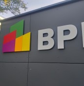 logo napisy na elewacje ze stali aluminium plexi