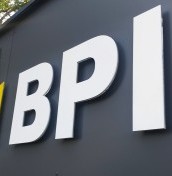 logo napisy na elewacje ze stali aluminium plexi