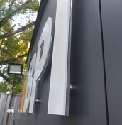 logo napisy na elewacje ze stali aluminium plexi