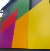 logo napisy na elewacje ze stali aluminium plexi