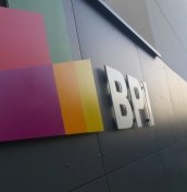 logo napisy na elewacje ze stali aluminium plexi