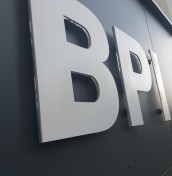 logo napisy na elewacje ze stali aluminium plexi