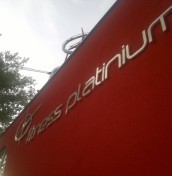 logo napisy na elewacje ze stali aluminium plexi