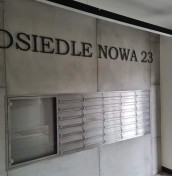 logo napisy na elewacje ze stali aluminium plexi