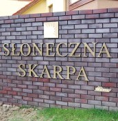 logo napisy na elewacje ze stali aluminium plexi