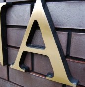 logo napisy na elewacje ze stali aluminium plexi