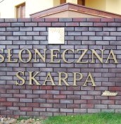 logo napisy na elewacje ze stali aluminium plexi