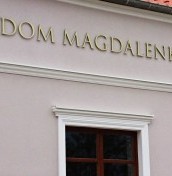 logo napisy na elewacje ze stali aluminium plexi