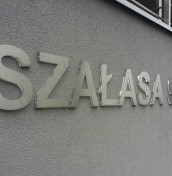 logo napisy na elewacje ze stali aluminium plexi
