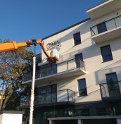 logo napisy na elewacje ze stali aluminium plexi