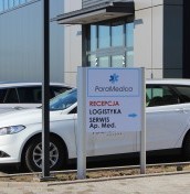 pylon kierujący na recepcje