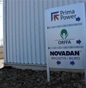 pylon kierujący do firm na parkingu