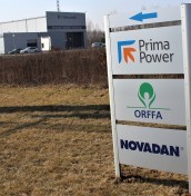 pylon kierujący do firm na parkingu