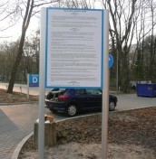 Pylon z regulaminem parkingu